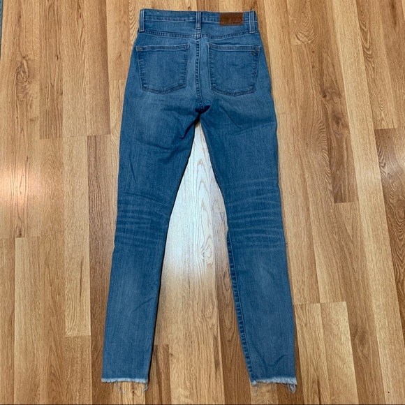 9" High-Rise Skinny Jeans in Ontario Wash: Distressed-Hem Edition - Picture 6 of 14